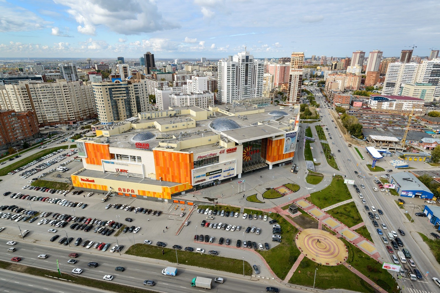 Парковка в ТРЦ Аура в Новосибирске